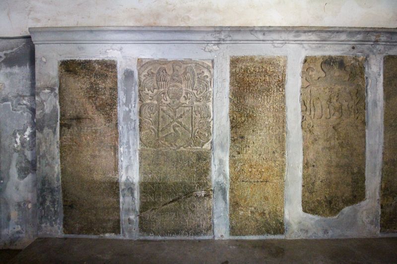 Ingemetselde Nederlandse zerken in een van de kerkmuren.