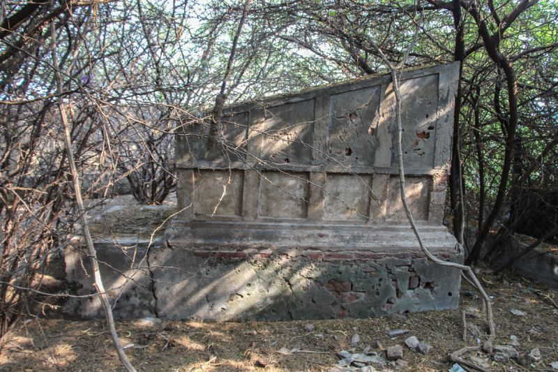 Tomb at the old cemetery (photo René ten Dam, May 2017)