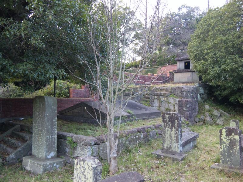 Ossuariumgroep binnen de Chinese begraafplaats.