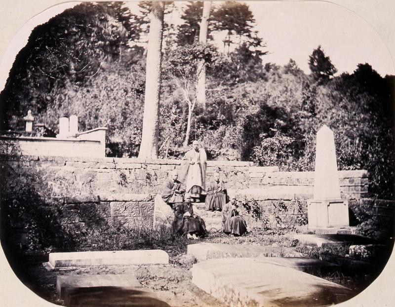 Priesters op de begraafplaats