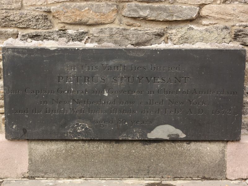 Een van de oudste herinneringen aan een Hollandse begraving is dat van Peter Stuyvesant, wiens grafkelder te vinden is onder de kerk van St. Mark’s in the Bowery op Manhattan. 